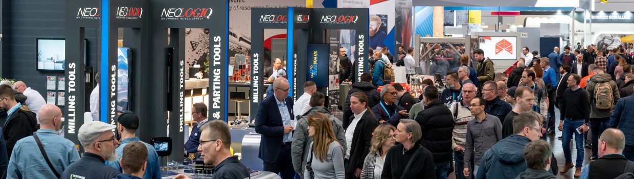 Menschen laufen durch eine Messehalle und schauen sich die Produkte an, Messeimpressionen Intec - Internationale Fachmesse für Werkzeugmaschinen, Fertigungs- und Automatisierungstechnik